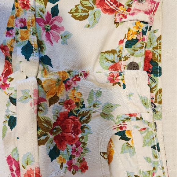 Vanilla Star Women's Floral Shorts Size 5 Like New - Picture 1 of 4